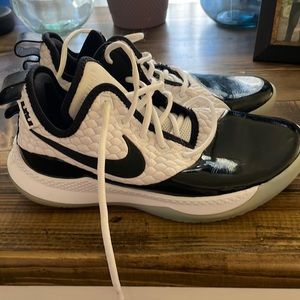 Nike Lebron basketball shoes Sz 9